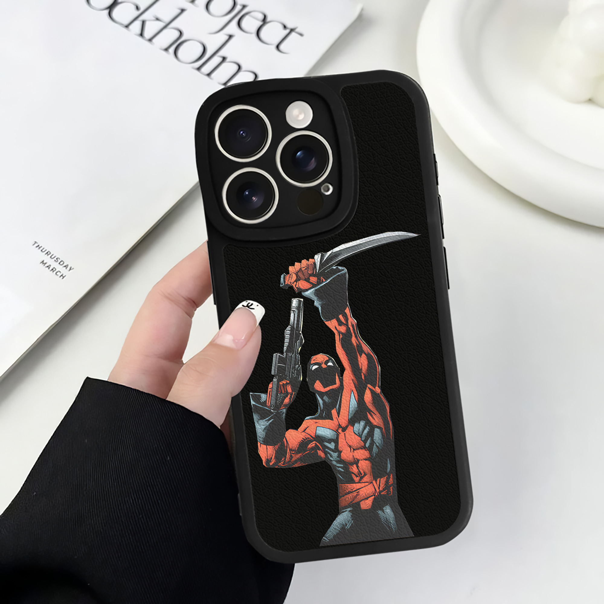 （画像用） Deadpool デッドプール 【iPhone 16シリーズ対応】シリコンスマホケース（レザー調） 材質：シリコン